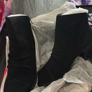 Women’s boots aerosols size 10 medium color, black suede brand new